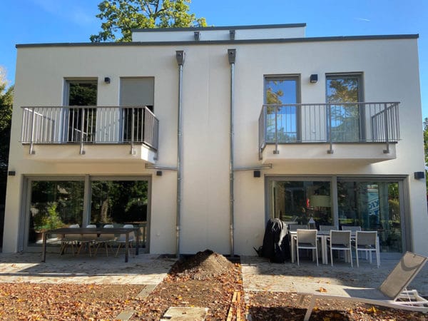 Doppelhaus mit moderner Außenbeleuchtung, Terrassenbereich und Balkonen
