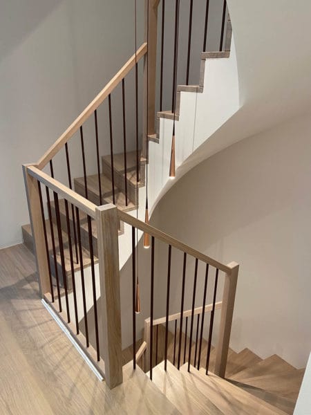 Moderne Holztreppe mit integrierter LED-Beleuchtung – Projekt Birkhahnweg von SHI Gebäudetechnik