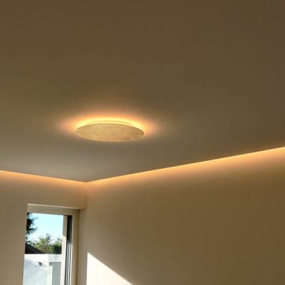 Indirekte LED-Deckenbeleuchtung und zentrale Designleuchte im Einfamilienhaus, installiert von SHI