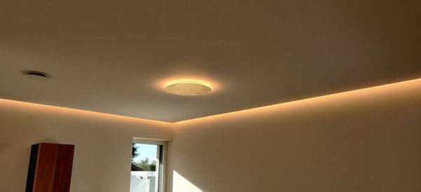 Indirekte LED-Deckenbeleuchtung und zentrale Designleuchte im Einfamilienhaus, installiert von SHI