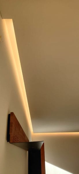 Indirekte LED-Deckenbeleuchtung im Einfamilienhaus, installiert von SHI