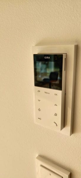 Gira Sprechanlage von SHI im Einfamilienhaus Mühlenhoff mit professioneller Licht- und Elektroinstallation