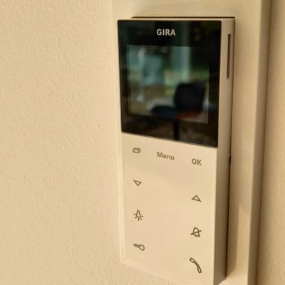Gira Sprechanlage von SHI im Einfamilienhaus Mühlenhoff mit professioneller Licht- und Elektroinstallation