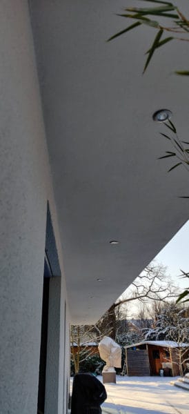 Elektriker von SHI führt eine Außenmontage im Schnee durch, Werkzeuge und Kabel sichtbar