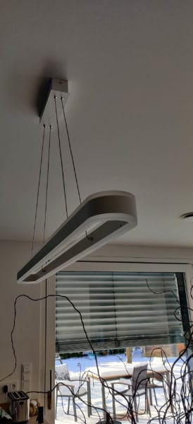 Moderne LED-Pendelleuchte über dem Esstisch im Einfamilienhaus, installiert von SHI