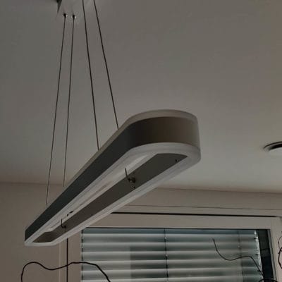 Moderne LED-Pendelleuchte über dem Esstisch im Einfamilienhaus, installiert von SHI