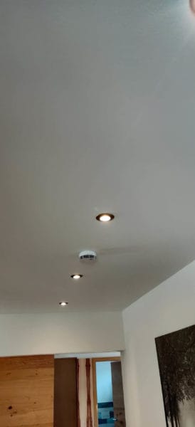 Moderne LED-Deckenspots und Rauchmelder im Einfamilienhaus, installiert von SHI