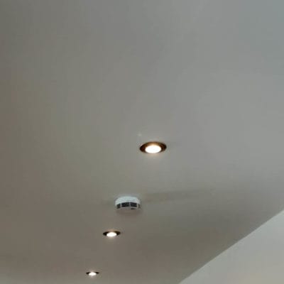 Moderne LED-Deckenspots und Rauchmelder im Einfamilienhaus, installiert von SHI