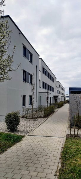 Wohnanlage in der Rieser Straße in Gersthofen – Fassade mit Fenstern und Außenbeleuchtung; Elektro- und Gebäudetechnik von SHI.