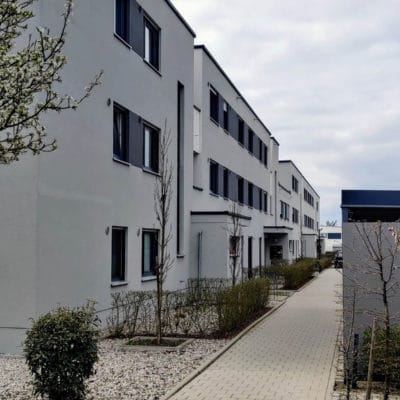 Wohnanlage in der Rieser Straße in Gersthofen – Fassade mit Fenstern und Außenbeleuchtung; Elektro- und Gebäudetechnik von SHI.