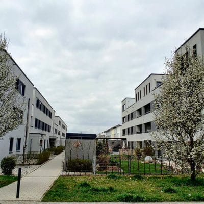 Wohnanlage in der Rieser Straße in Gersthofen – Fassade mit Fenstern und Außenbeleuchtung; Elektro- und Gebäudetechnik von SHI.