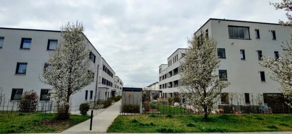 Wohnanlage in der Rieser Straße in Gersthofen – Fassade mit Fenstern und Außenbeleuchtung; Elektro- und Gebäudetechnik von SHI.