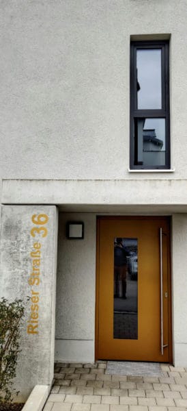 Wohnanlage in der Rieser Straße in Gersthofen – Fassade mit Fenstern und Außenbeleuchtung; Elektro- und Gebäudetechnik von SHI.