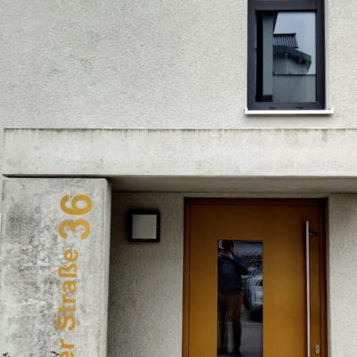 Wohnanlage in der Rieser Straße in Gersthofen – Fassade mit Fenstern und Außenbeleuchtung; Elektro- und Gebäudetechnik von SHI.