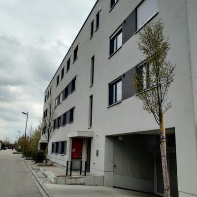 Wohnanlage in der Rieser Straße in Gersthofen – Fassade mit Fenstern und Außenbeleuchtung; Elektro- und Gebäudetechnik von SHI.