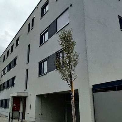 Wohnanlage in der Rieser Straße in Gersthofen – Fassade mit Fenstern und Außenbeleuchtung; Elektro- und Gebäudetechnik von SHI.