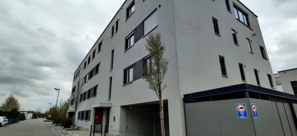 Wohnanlage in der Rieser Straße in Gersthofen – Fassade mit Fenstern und Außenbeleuchtung; Elektro- und Gebäudetechnik von SHI.
