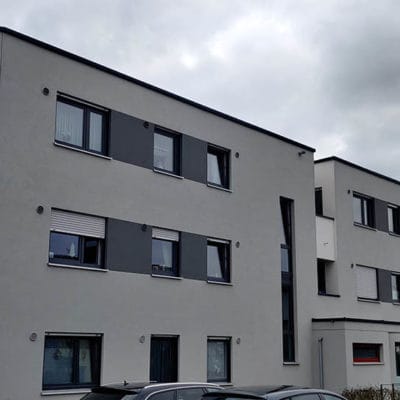 Wohnanlage in der Rieser Straße in Gersthofen – Fassade mit Fenstern und Außenbeleuchtung; Elektro- und Gebäudetechnik von SHI.