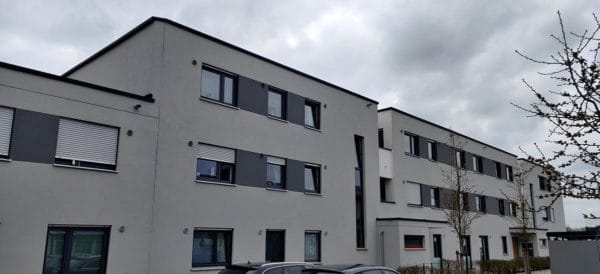 Wohnanlage in der Rieser Straße in Gersthofen – Fassade mit Fenstern und Außenbeleuchtung; Elektro- und Gebäudetechnik von SHI.