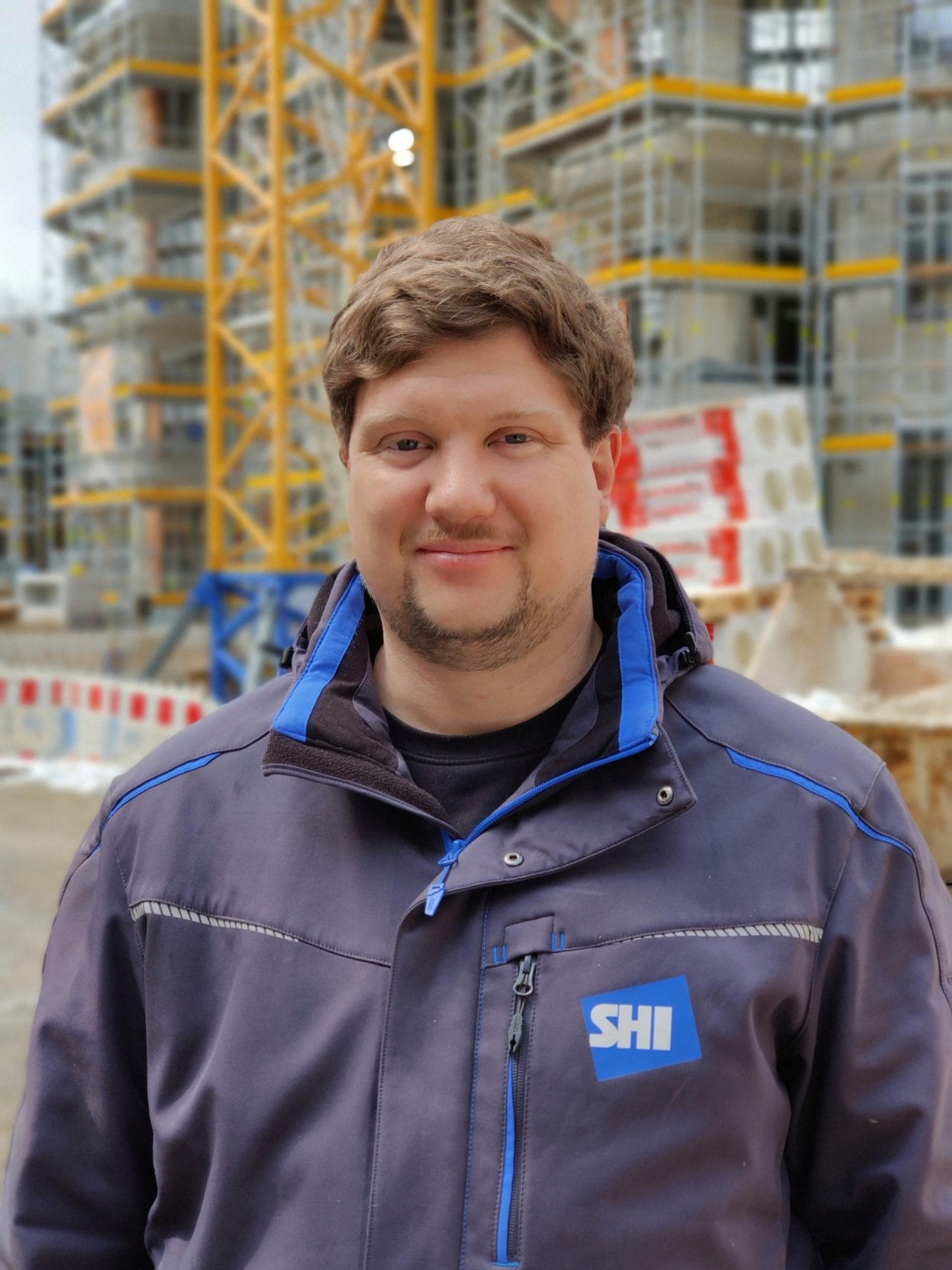 Person Johannes Hahn - Baustelle im Hintergrund