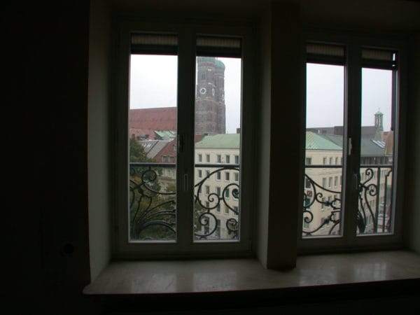 Blick aus dem Endokrinologikum München auf die Frauenkirche – Projekt Elektro- und Lichtinstallation durch SHI Gebäudetechnik