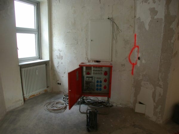 Baustromkasten während der Kernsanierung einer endokrinologischen Praxis in München – Elektroinstallation durch SHI Gebäudetechnik