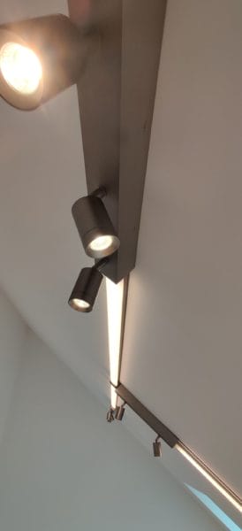 Schwarze Deckenleuchte mit drei Lampen, installiert von SHI Gebäudetechnik.