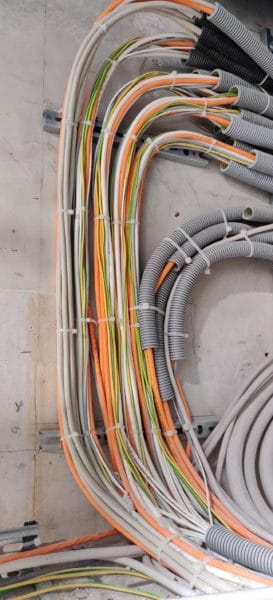 SHI Gebäudetechnik – sauber gebündelte Stark-, Schwachstrom- & KNX-Leitungen im Humboldt Palais