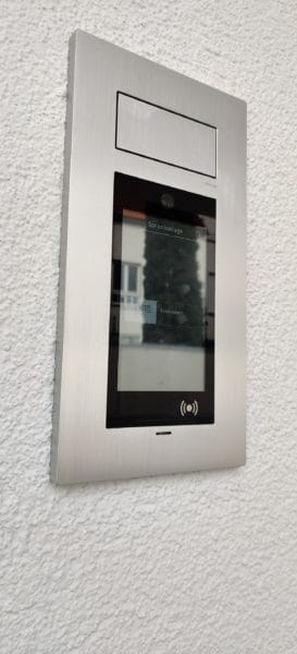 Video-Türsprechanlage mit Touchdisplay und RFID-Symbol, fachgerecht installiert von SHI Gebäudetechnik am Eingang des Humboldt Palais.