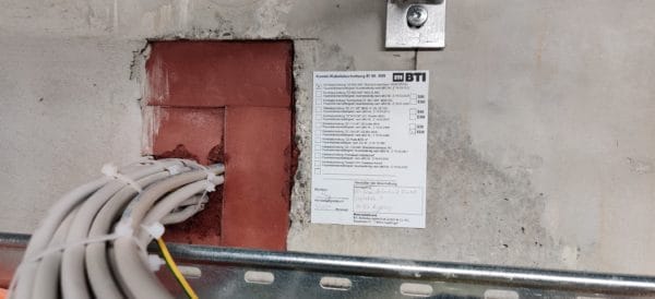 Kabelabschottung mit Brandschutzsystem und Prüfplakette im Humboldt Palais, installiert von SH Gebäudetechnik.