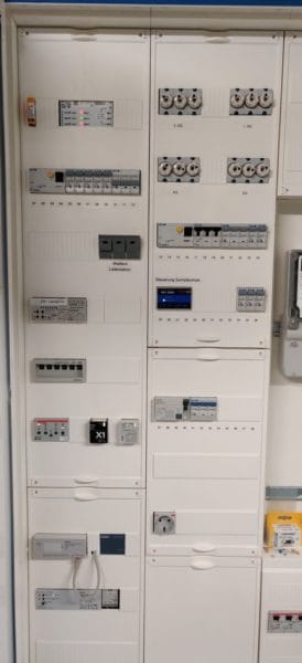 Weißer Elektroverteiler mit FI/RCD, LS-Schaltern und Steuermodulen in einem Einfamilienhaus in Dachau.