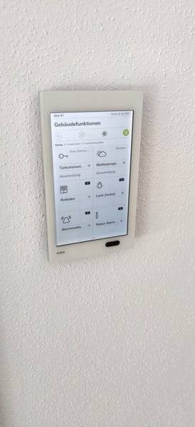 Gira G1 Touchpanel zur KNX-Haussteuerung im Einfamilienhaus in Dachau – Licht, Rollläden, Türkommunikation und Alarm