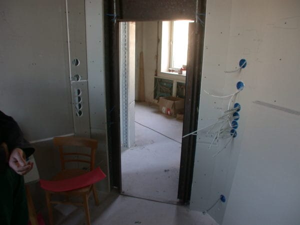 Trockenbauöffnung mit Stahlzarge und vorverkabelten Hohlwanddosen in Praxisumbau