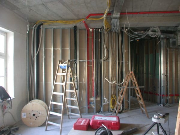 Rohbau mit Kabeltrassen, Steigleitungen und Leitern beim Elektro-Umbau einer Arztpraxis