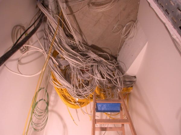 Großes Kabelbündel in der Zwischendecke während der Elektroinstallation, Leiter im Bild