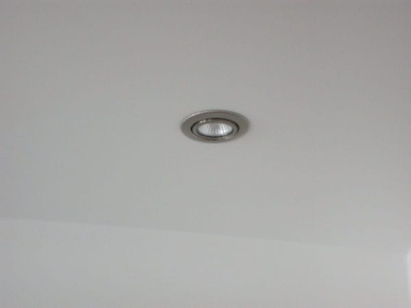 Runder LED-Decken-Einbaustrahler in weißer Praxisdecke