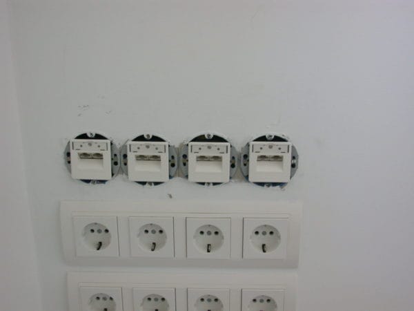 Mehrfach-Steckdosen und vorbereitete Datendosen in weißer Praxiswand