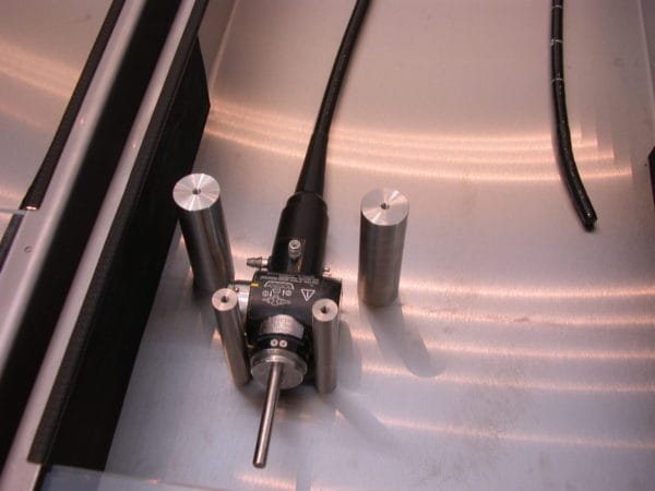 Detailaufnahme eines montierten Messfühlers/Antriebs mit Edelstahl-Distanzbolzen auf Montageplatte – Praxis Dres. Ruckdeschl & Götzberger