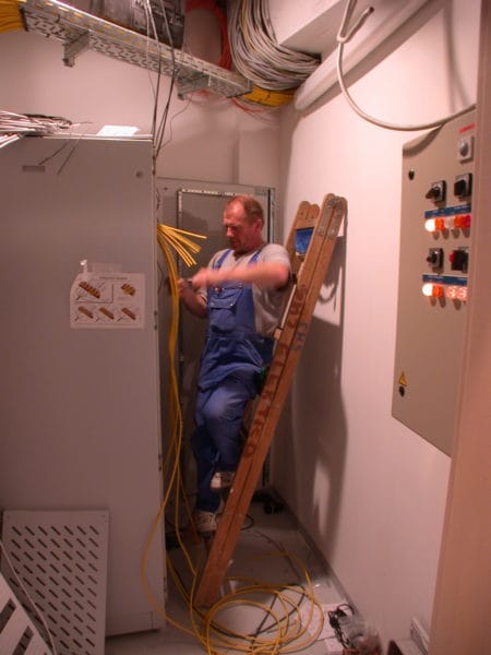 Elektriker bei der Verkabelung im Serverraum der Praxis Dres. Ruckdeschl & Götzberger (2018)