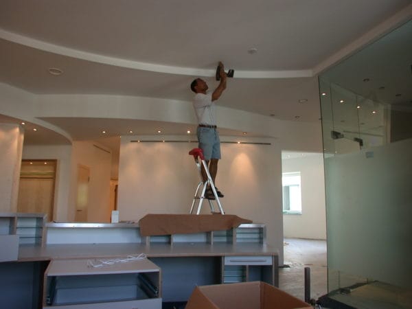 Handwerker bei der Lichtinstallation im Empfangsbereich der Praxis Dres. Ruckdeschl & Götzberger (2018)