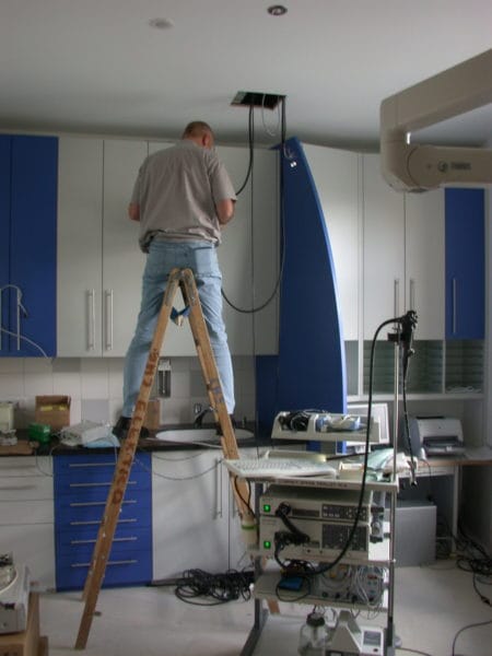 Techniker bei der Deckenmontage und Elektroinstallation in der Praxis Dres. Ruckdeschl & Götzberger (2018)