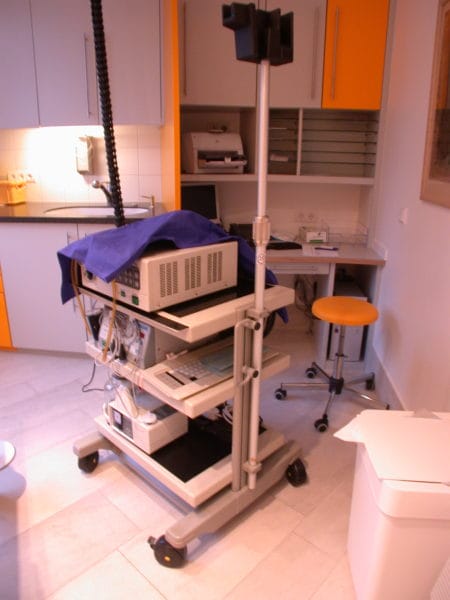 Medizinischer Gerätewagen im Untersuchungsraum der Praxis Dres. Ruckdeschl & Götzberger, neue Elektro- und Lichtinstallation (2018).