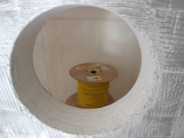 Kabelrolle mit gelbem Installationskabel während der Bauarbeiten in der Arztpraxis Dr. Naumann München