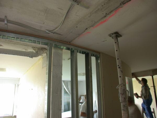 Trockenbauwand mit Leitungsverlegung während der Elektroinstallation in der Arztpraxis Dr. Naumann München