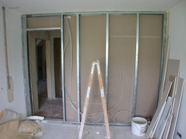 Trockenbauwand mit Leitungsverlegung während der Elektroinstallation in der Arztpraxis Dr. Naumann München