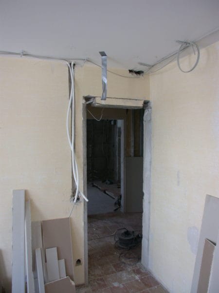 Bauphase mit Leitungsverlegung und Elektroinstallation in der Arztpraxis Dr. Naumann in München