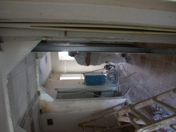 Elektroinstallation und Kabelverlegung im Rohbau der Arztpraxis Dr. Naumann in München