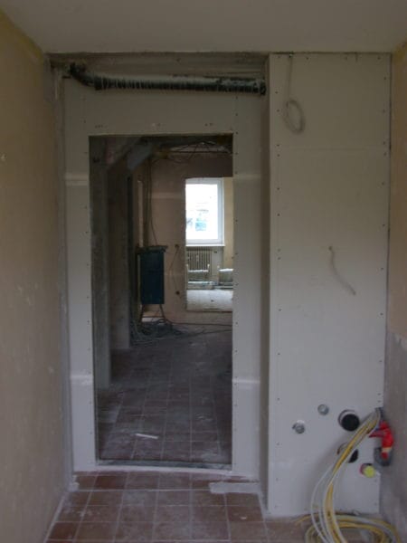 Trockenbauwand mit Elektroinstallation im Rohbau der Arztpraxis Dr. Naumann in München