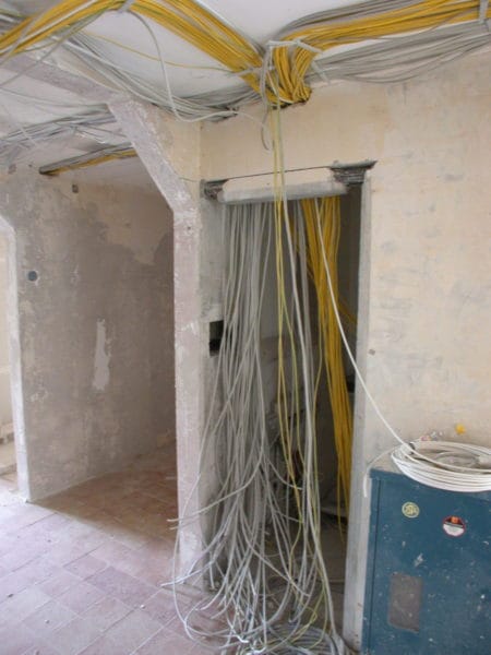 Leitungsverlegung mit zahlreichen Kabeln im Rohbau der Arztpraxis Dr. Naumann in München