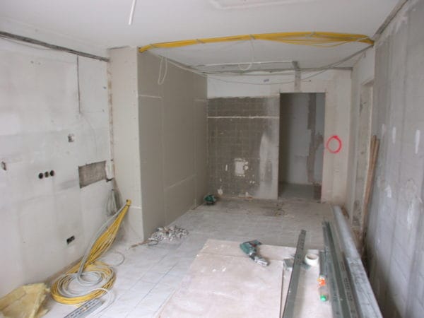 Elektroinstallation und Kabelverlegung im Rohbau der Arztpraxis Dr. Naumann in München